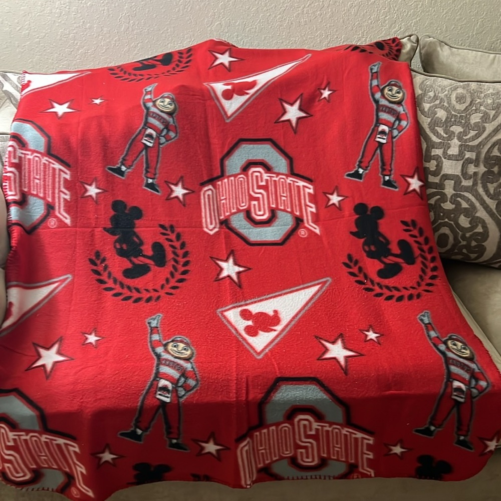 Ohio State Mickey Mouse throw blanket - Picture 3 of 3